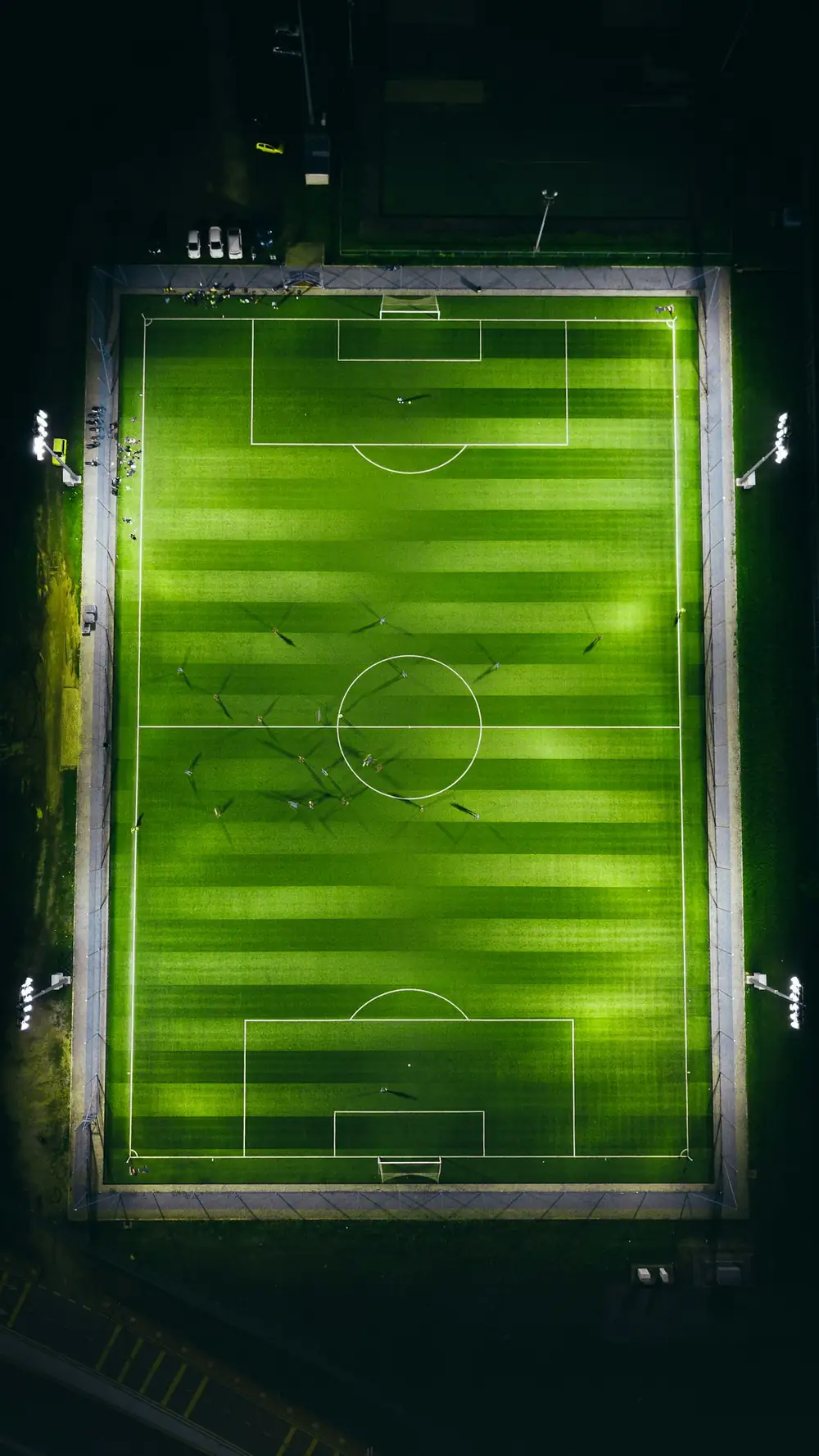 Lapangan sepak bola terlihat dari udara dengan garis-garis tegas