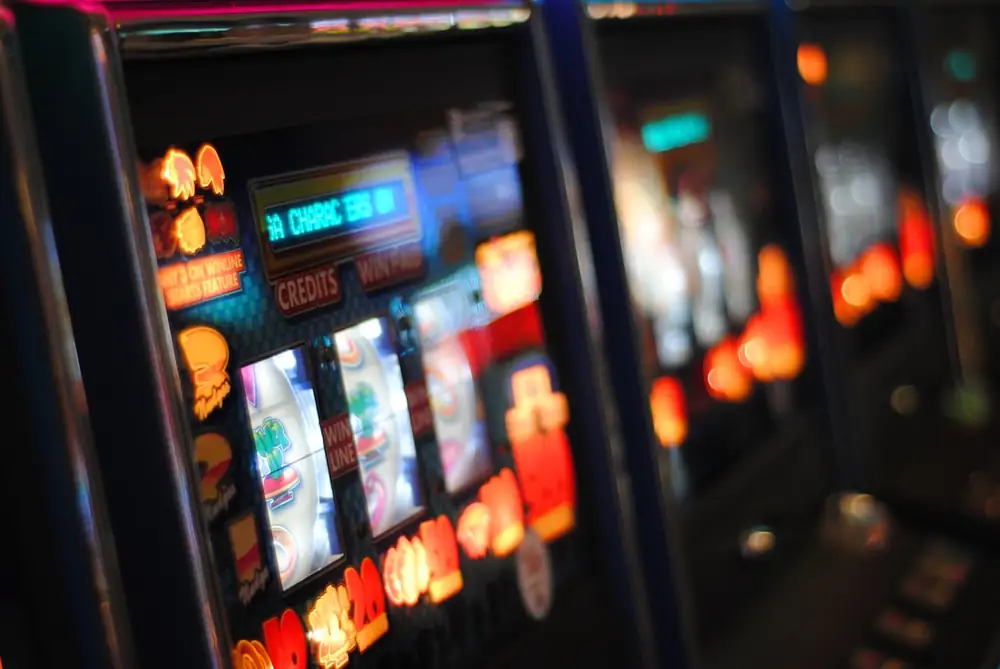 Tampilan gulungan mesin slot dengan simbol berwarna