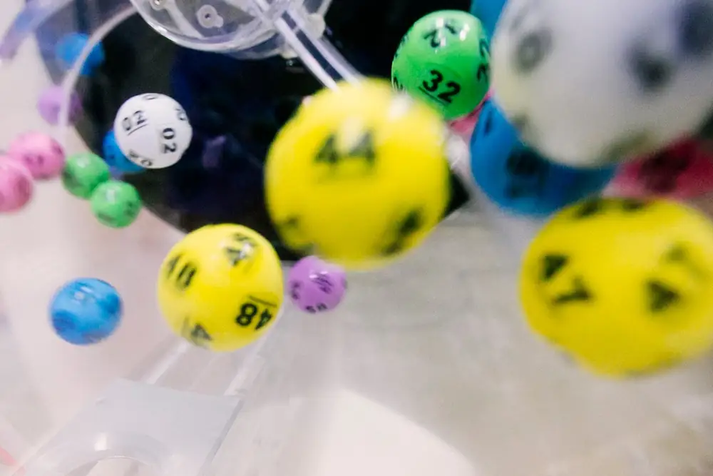 Bola-bola undian berwarna keluar dari mesin