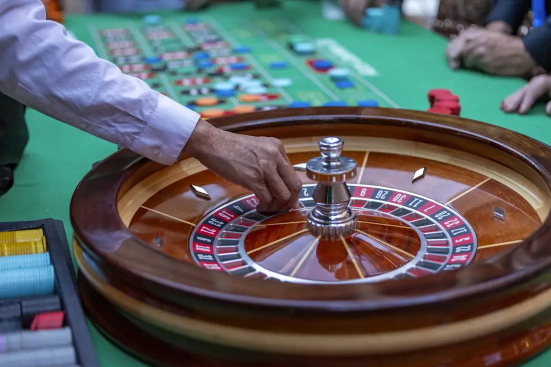 Meja roulette dengan roda dan papan angka di kasino