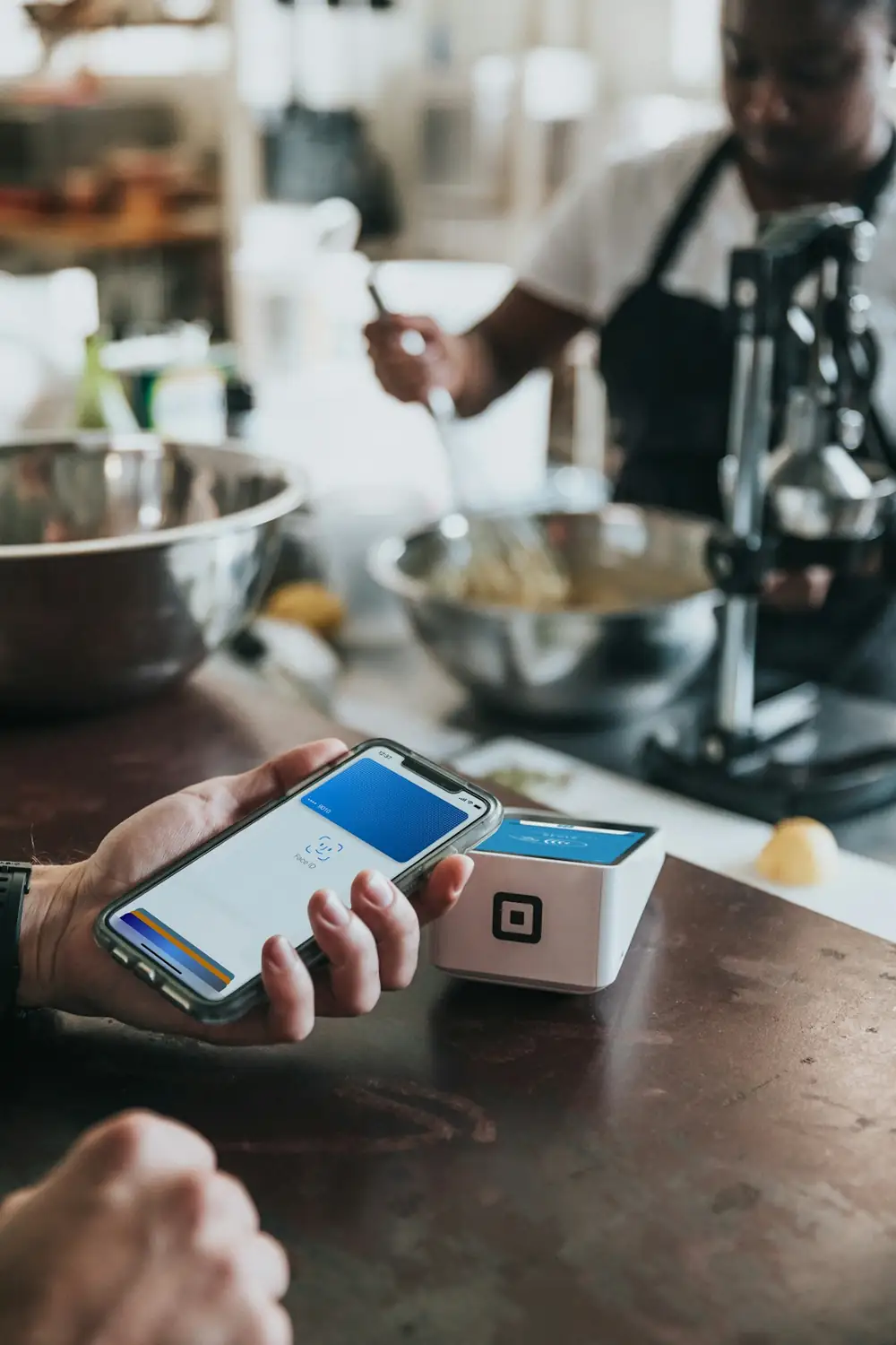 Tangan menyelesaikan pembayaran digital dari ponsel